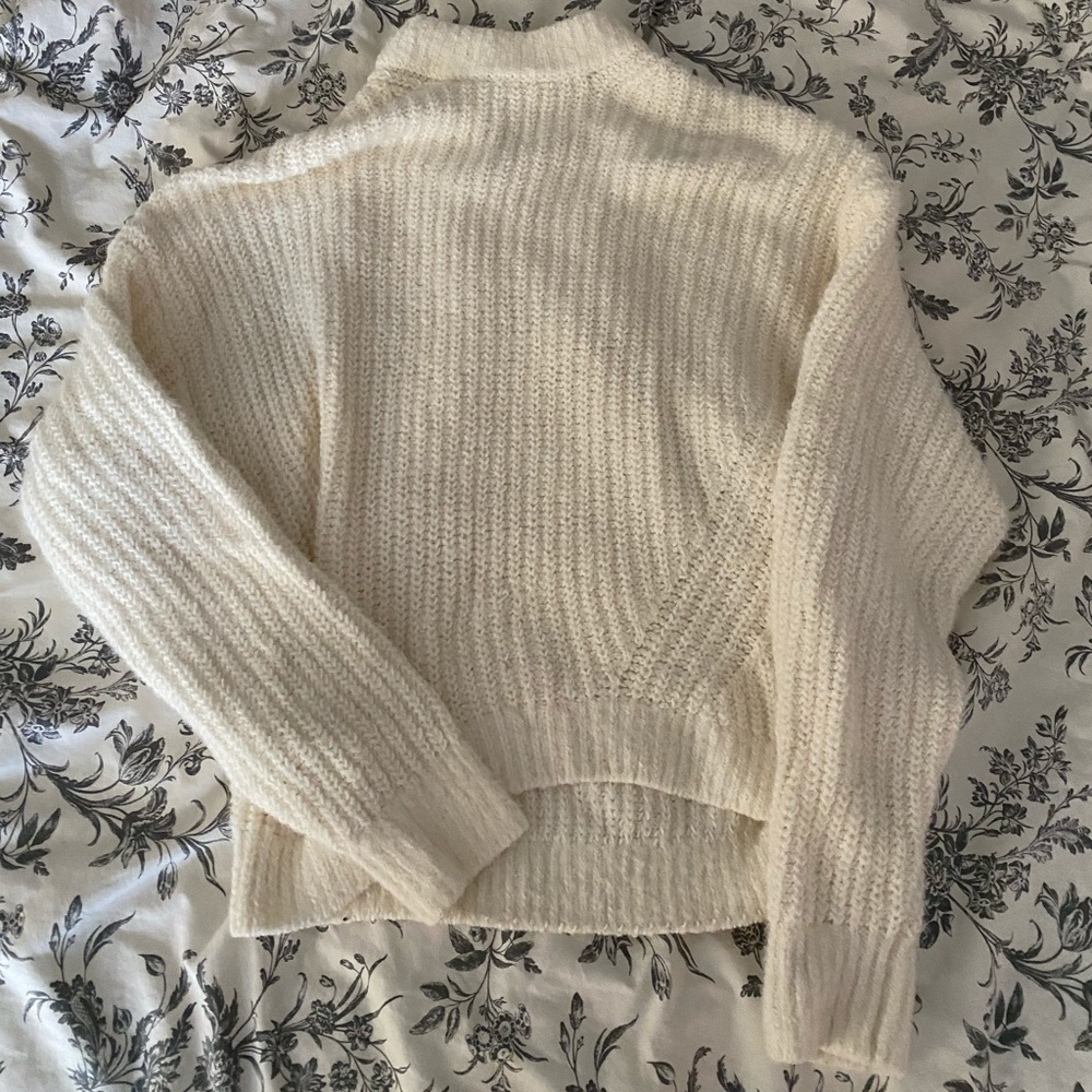 Abercrombie White Cropped Sweater